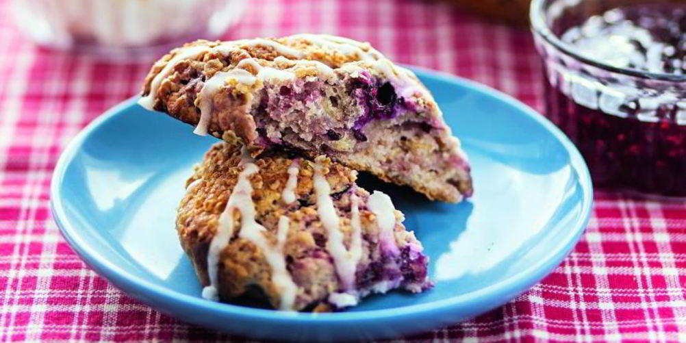 Рецепт булочки с овсянкой, медом и ягодами