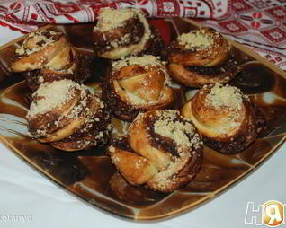 Булочки с шоколадом, орехами и посыпкой