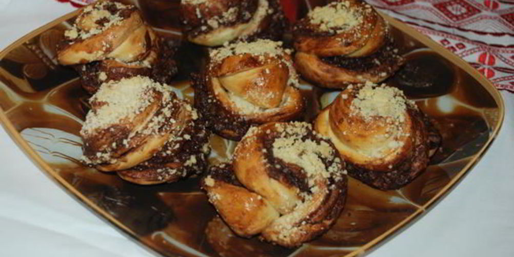 Рецепт булочки с шоколадом, орехами и посыпкой