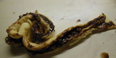 булочки с шоколадом, орехами и посыпкой