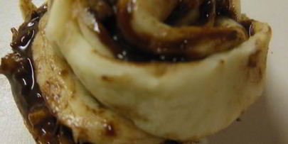 булочки с шоколадом, орехами и посыпкой