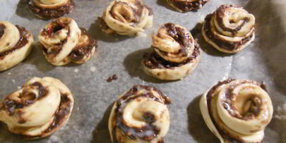 булочки с шоколадом, орехами и посыпкой