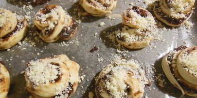 булочки с шоколадом, орехами и посыпкой