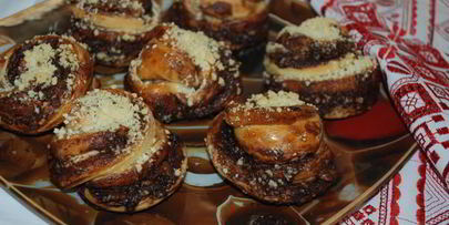 булочки с шоколадом, орехами и посыпкой