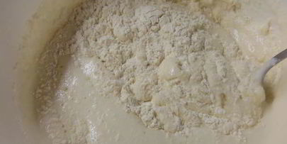 булочки с шоколадом, орехами и посыпкой