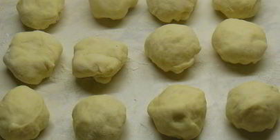 булочки с шоколадом, орехами и посыпкой