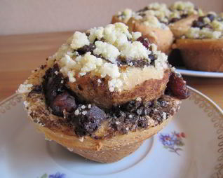 Булочки с шоколадом, вишней и песочной крошкой