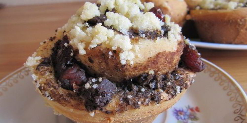 Рецепт булочки с шоколадом, вишней и песочной крошкой
