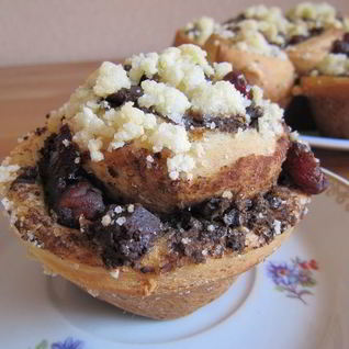 Булочки с шоколадом, вишней и песочной крошкой