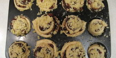 булочки с шоколадом, вишней и песочной крошкой