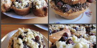 булочки с шоколадом, вишней и песочной крошкой