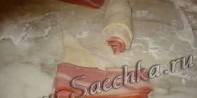 булочки с сосисками и беконом