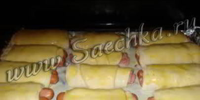 булочки с сосисками и беконом