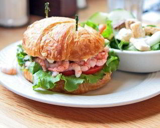 Булочки с томатами, зеленым салатом и креветками