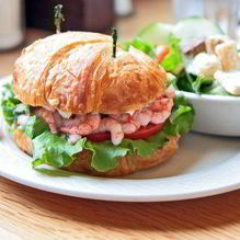 Рецепт Булочки с томатами, зеленым салатом и креветками