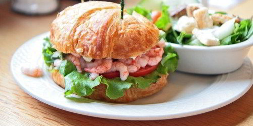 Рецепт булочки с томатами, зеленым салатом и креветками