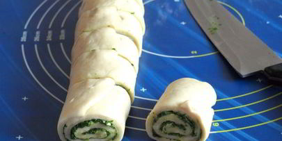 булочки с зеленым соусом