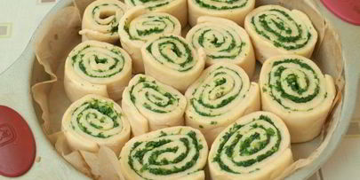 булочки с зеленым соусом