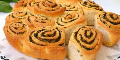 булочки с зеленым соусом