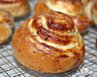Булочки-улитки с корицей и грецким орехом