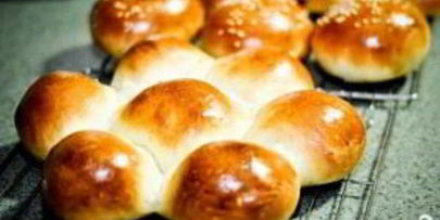 дрожжевые булочки с кунжутом