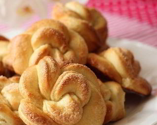 Имбирные булочки-розочки с корицей