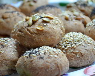 Хлебные булочки с маком, кунжутом и семечками