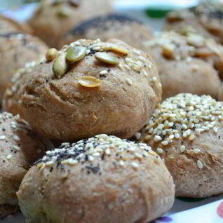 Хлебные булочки с маком, кунжутом и семечками