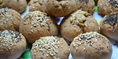 хлебные булочки с маком, кунжутом и семечками