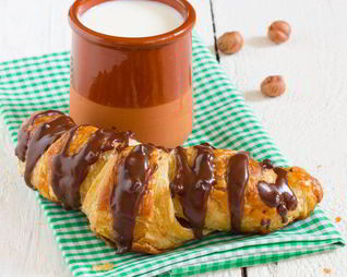 Круассаны с шоколадной глазурью