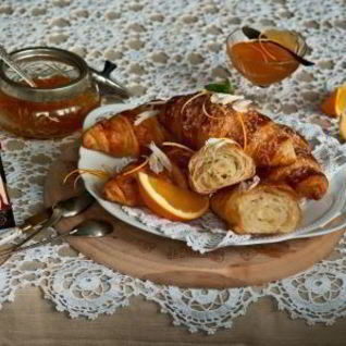 Круассаны с сыром и апельсиновым джемом