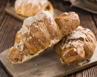 Круассаны с сыром из слоеного теста