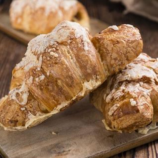 Круассаны с сыром из слоеного теста