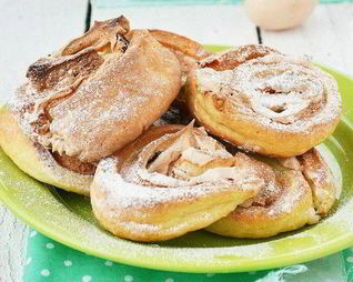 Нежные творожные булочки с вяленой вишней