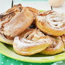 Рецепт Нежные творожные булочки с вяленой вишней