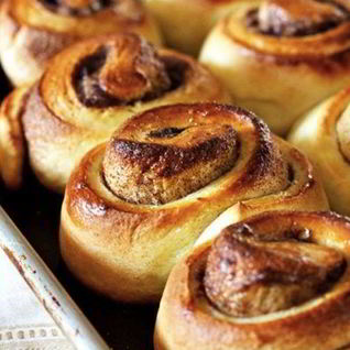 Сдобные булочки с корицей