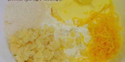 сдобные булочки с посыпкой