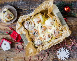 Сдобные булочки с ромовым изюмом и сливочным сыром