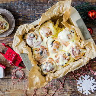 Сдобные булочки с ромовым изюмом и сливочным сыром