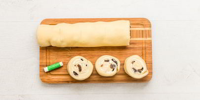 сдобные булочки с ромовым изюмом и сливочным сыром