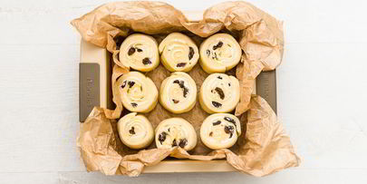 сдобные булочки с ромовым изюмом и сливочным сыром