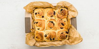 сдобные булочки с ромовым изюмом и сливочным сыром