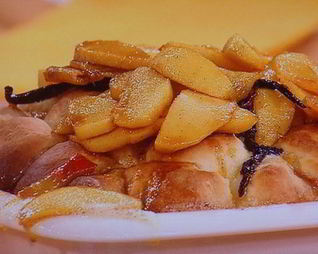 Сдобные заливные булочки с глазированным яблоком