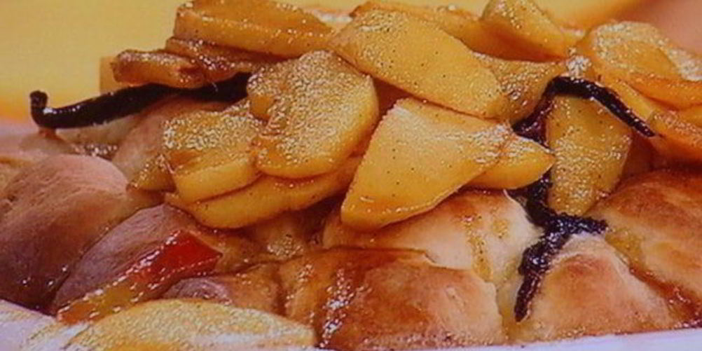 Рецепт сдобные заливные булочки с глазированным яблоком