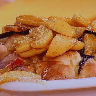 Сдобные заливные булочки с глазированным яблоком