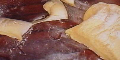 сдобные заливные булочки с глазированным яблоком