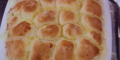 сдобные заливные булочки с глазированным яблоком