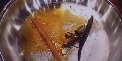 сдобные заливные булочки с глазированным яблоком