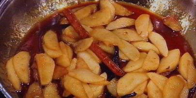 сдобные заливные булочки с глазированным яблоком