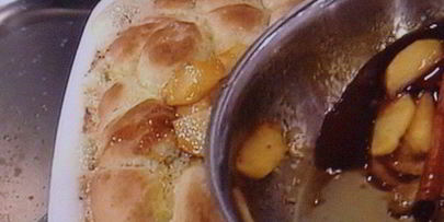 сдобные заливные булочки с глазированным яблоком